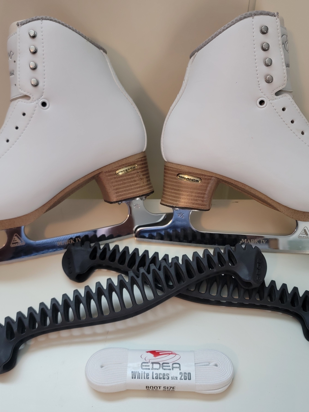 JACKSON White Women’s Ice Skates with Tan Heel - Picture 3 of 11